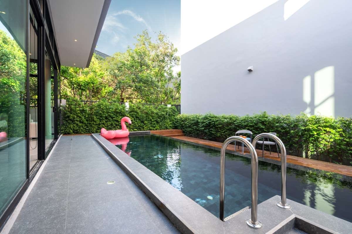 Avoiding Late Payments: Use Mobile Billing Tips for Pool Businesses