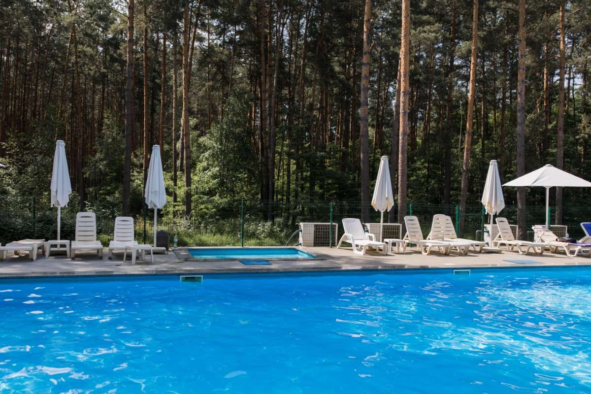 The Do’s and Don’ts of Building Loyalty in Pool Services