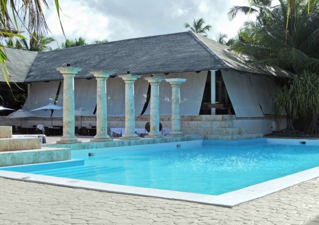 How to Use Benchmarks to Improve Pool Service Performance